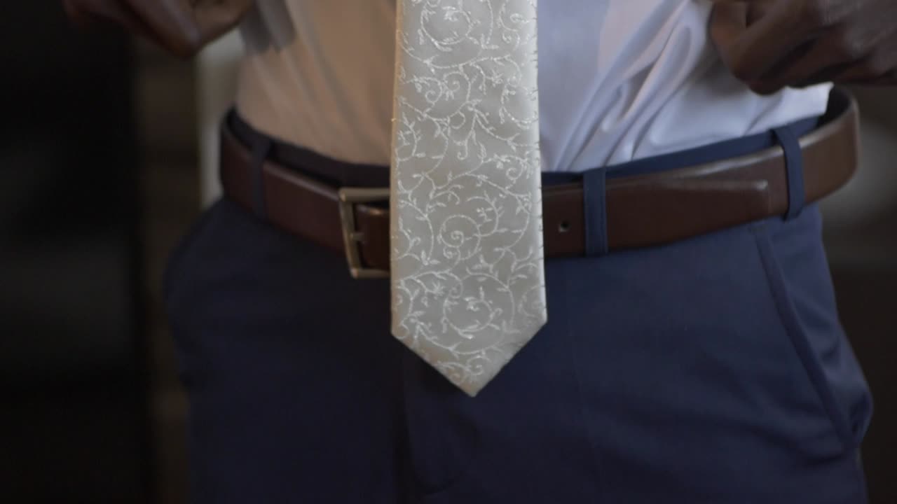 벨트를 매는 남자