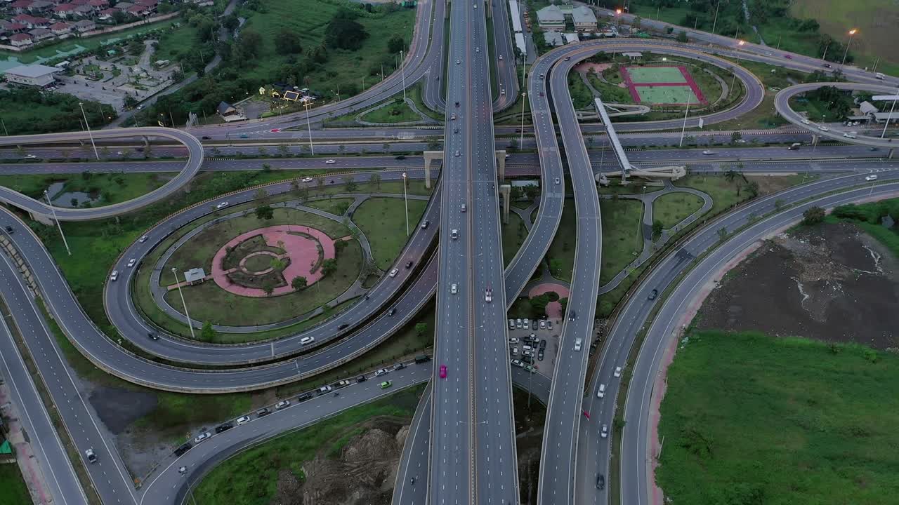 escena aérea de una carretera urbana en 4k autopista de varios carriles en bangkok tailandia atasco de tráfico en el crepúsculo, noche autopista de muchos carriles en bangkok tailandia