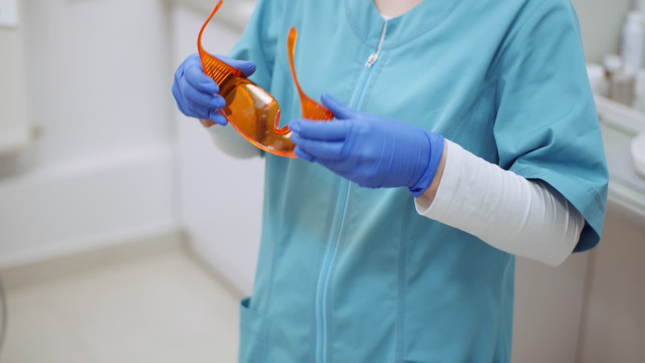 doctora con gafas anti uv en la clínica de salud 2