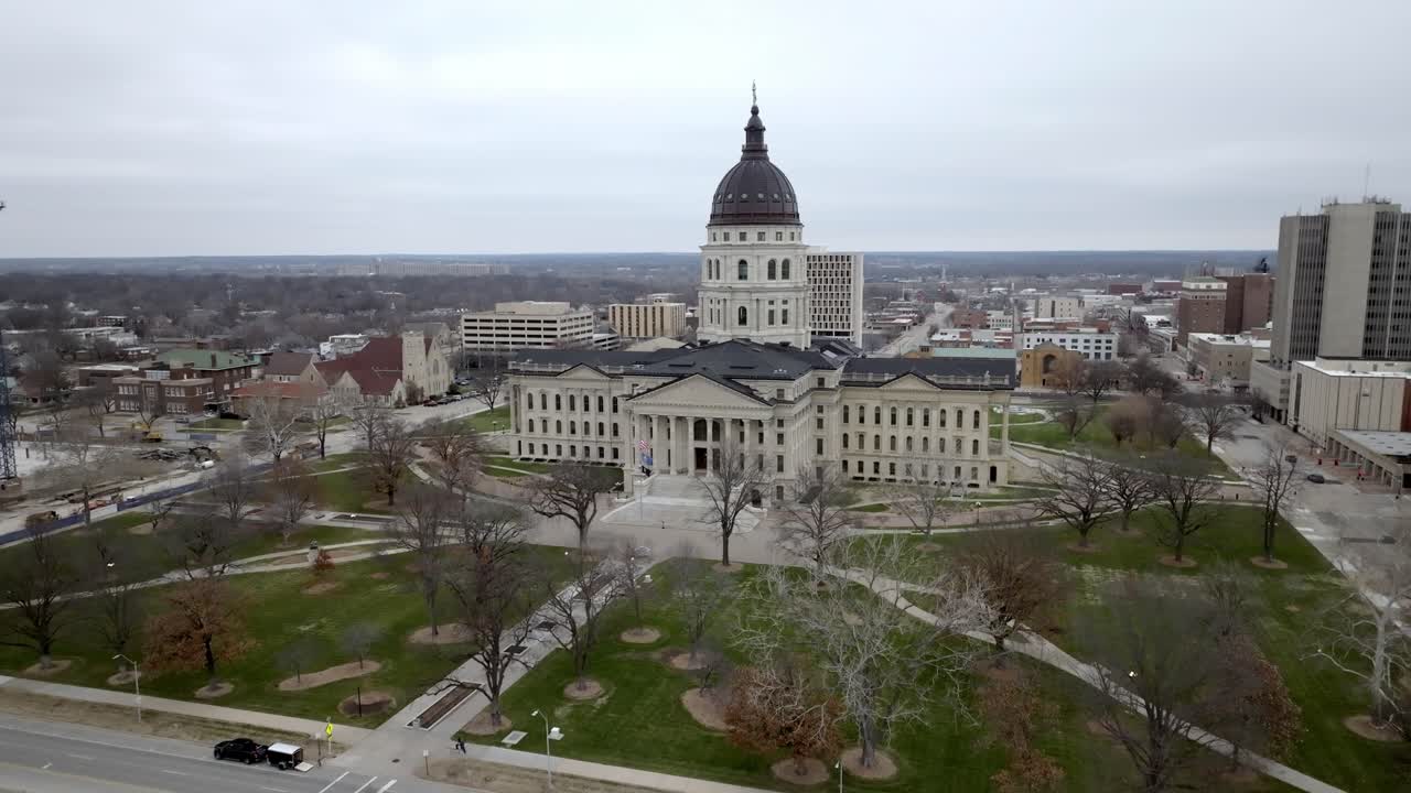 Kansas' delstatshovedstadsbygning i Topeka, Kansas med dronevideo der zoomer ud fra et medium skud