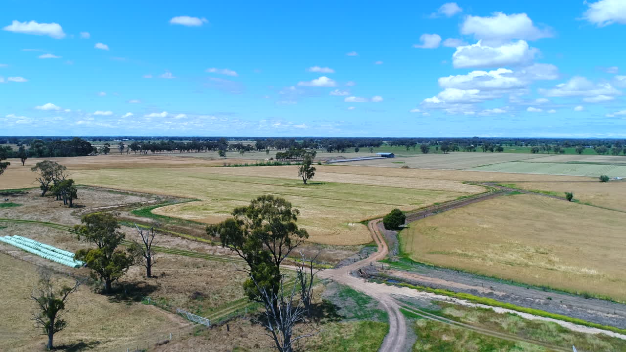 impresionante paisaje cinematográfico con campos ondulados con drones