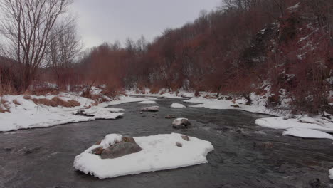 Drohne-Schoss-Im-Winter-über-Einem-Fast-Zugefrorenen-Fluss-In-Rumänien