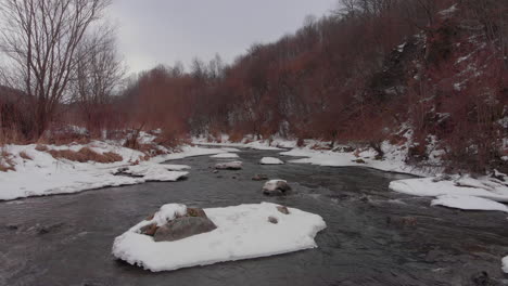 disparo de drones en invierno sobre un río casi congelado en rumania