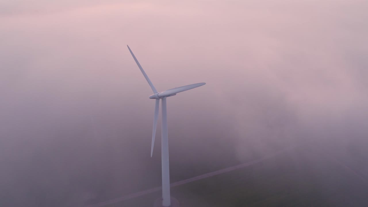 Le turbine eoliche si ergono attraverso la nebbia a Bolsward, Paesi Bassi