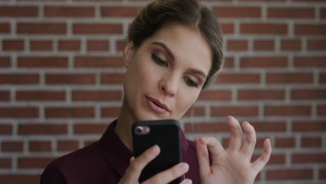 Retrato-Hermosa-Mujer-Joven-Usando-Un-Teléfono-Inteligente-Navegando-En-Línea-Luciendo-Pensativa-Disfrutando-De-La-Tecnología-De-Conexión-A-Internet-Móvil-En-Cámara-Lenta