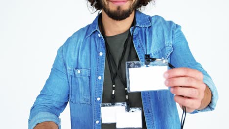 retrato del fotógrafo que muestra su tarjeta de identidad