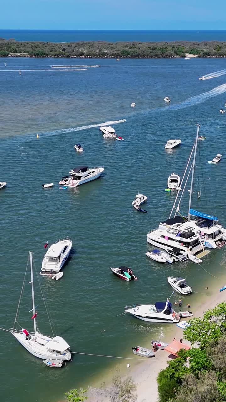 los barcos se reúnen para una celebración festiva en la playa.