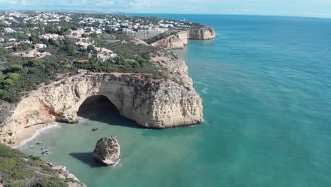 Luftaufnahme-über-Die-Carvoeiro-Höhle