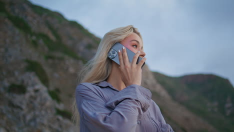 chica teniendo una conversación de teléfono inteligente al aire libre en primer plano. mujer relajada sonriente