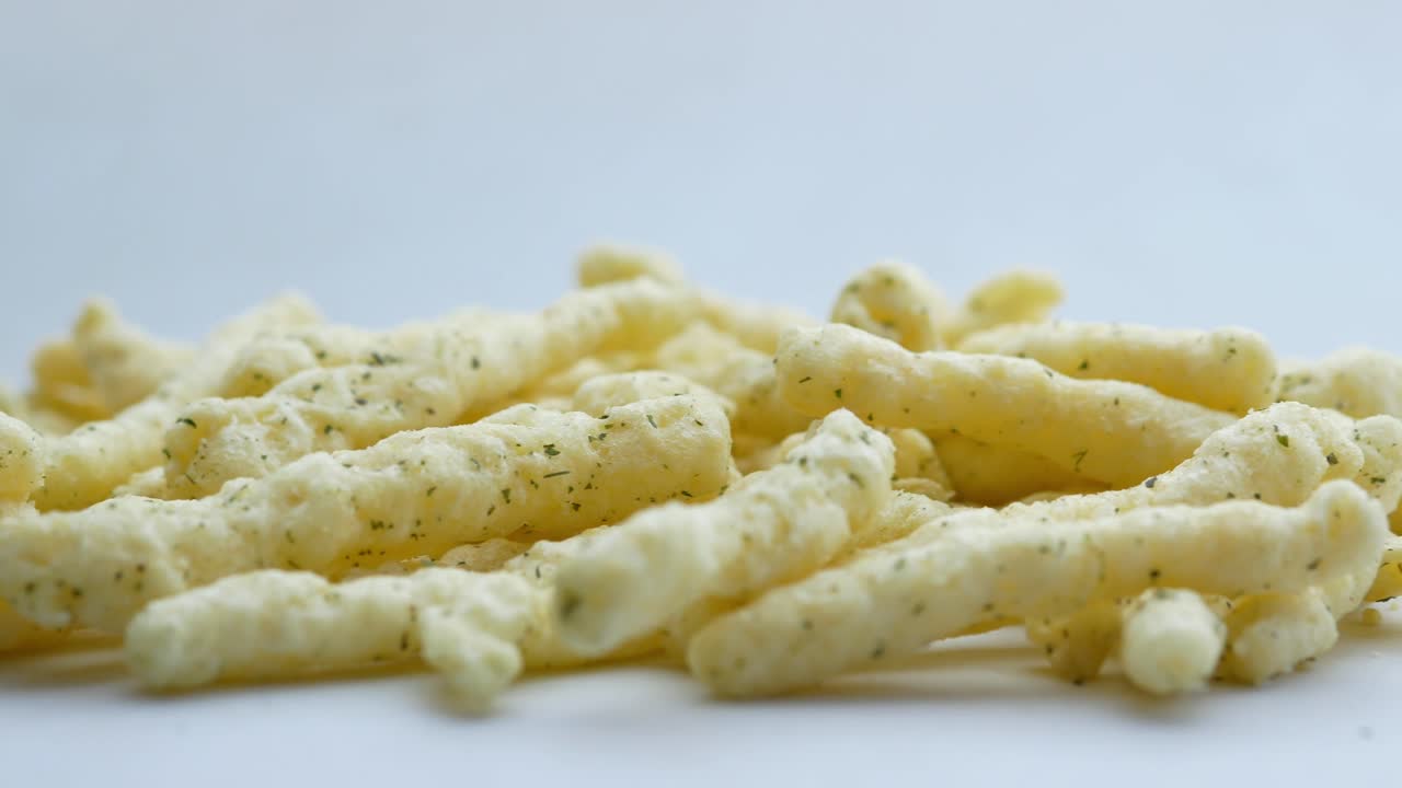 una pila de bocadillos crujientes de color amarillo claro