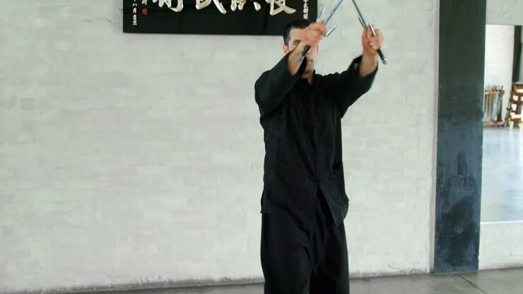 Combattente di Kung fu che pratica arti marziali con la spada 4k