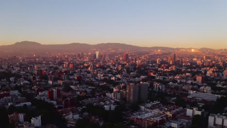 Amplia,-En-Movimiento-Hacia-Adelante,-Estableciendo-Una-Toma-Aérea-De-Drones-De-La-Ciudad-De-México-Al-Atardecer