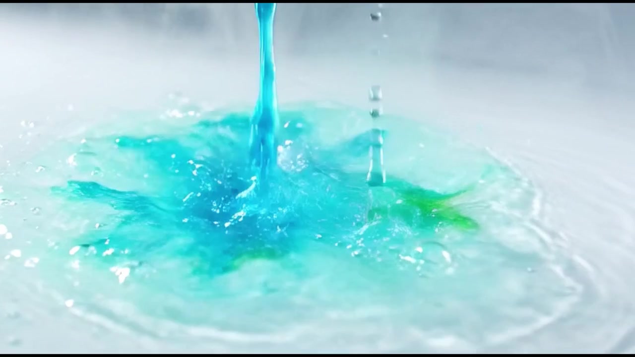 Liquido blu che si versa nell'acqua con schizzi e diffusione