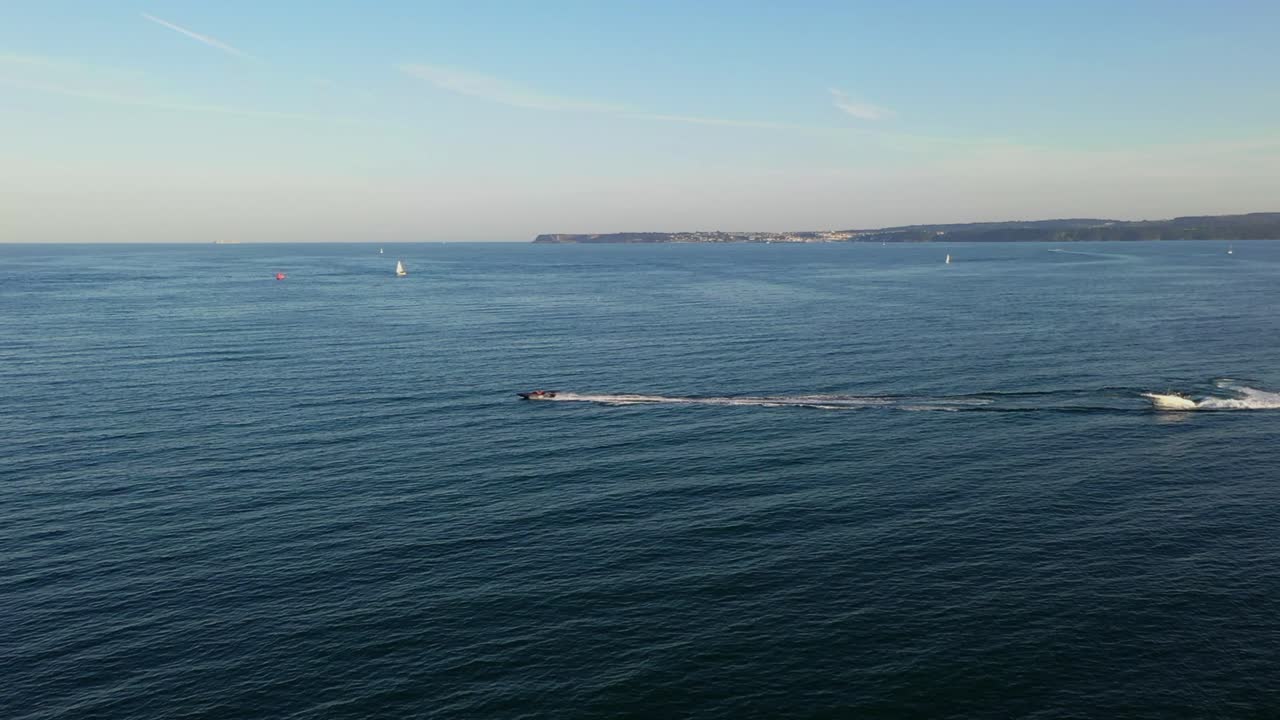 데본 영국 항구로 돌아가는 토키 2척의 보트 경주