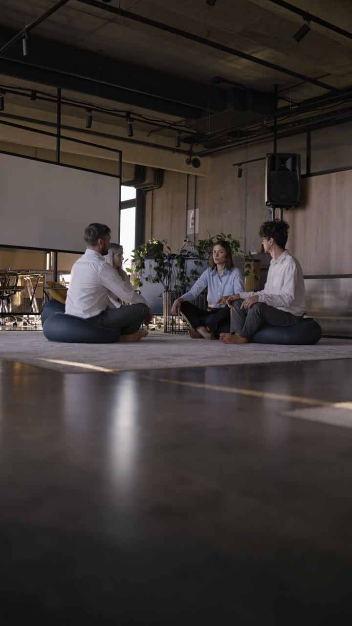 discusión en grupo en la oficina moderna