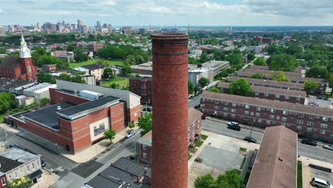 la órbita aérea revela las viviendas y el horizonte urbano de la ciudad de baltimore.