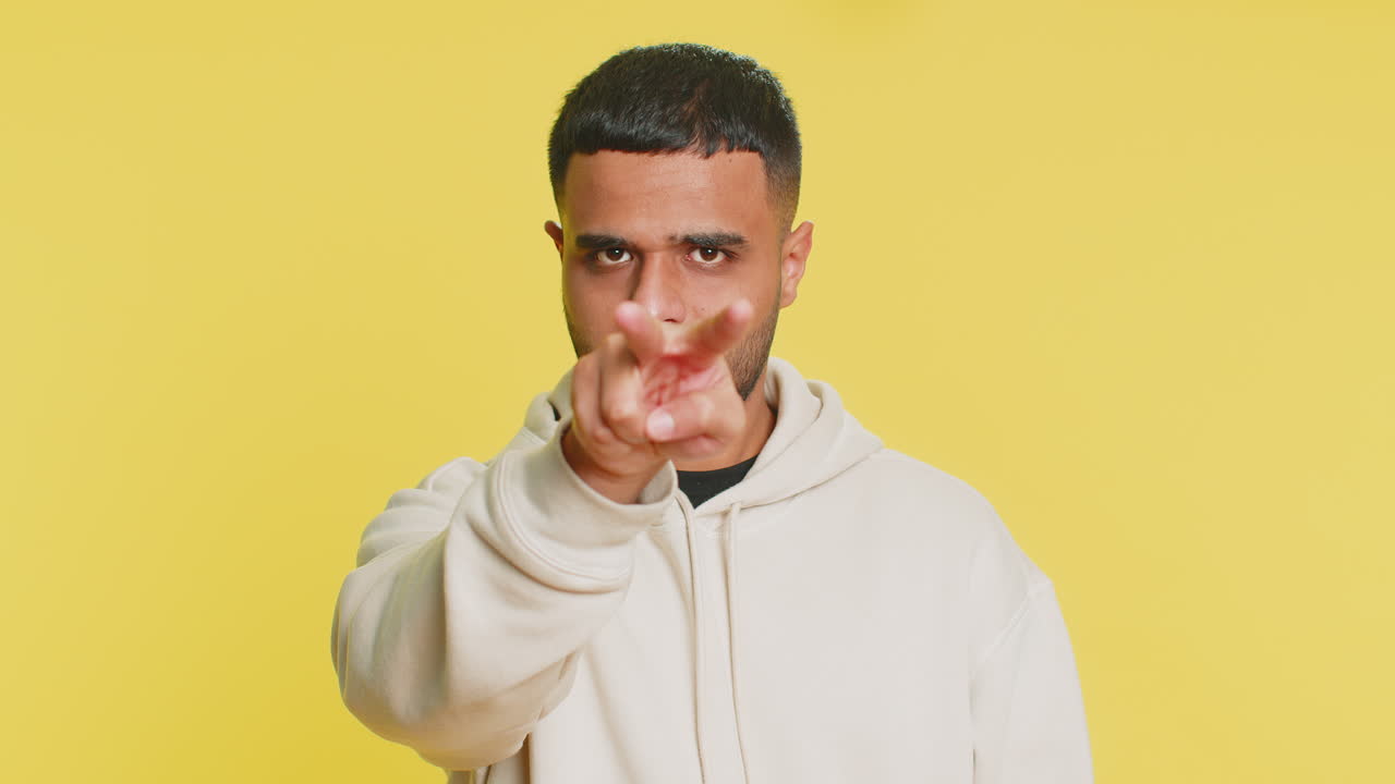 hombre apuntando a sus ojos y la cámara muestra que te estoy viendo espiar gestos mirando a alguien