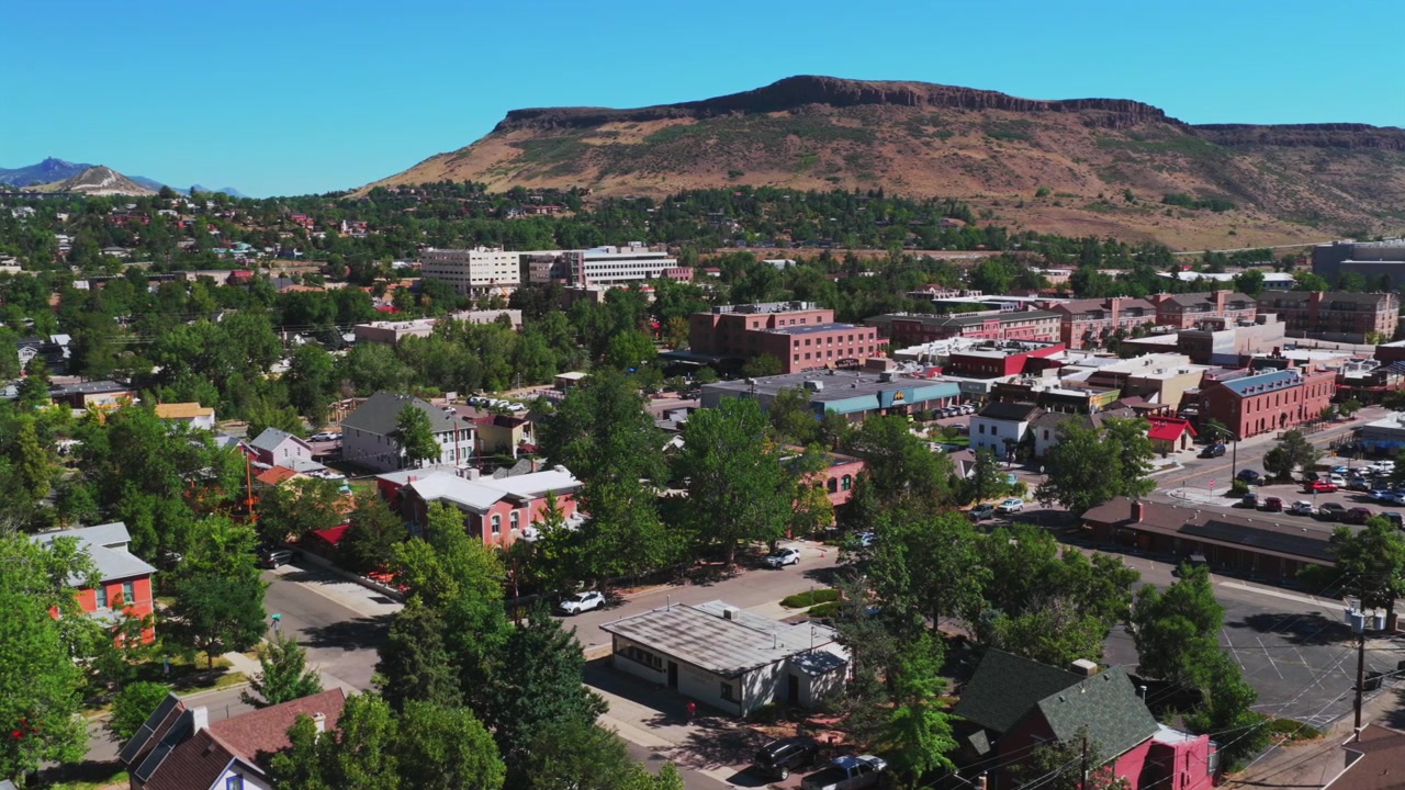 Centro storico di Golden, a ovest di Denver, piccola città del Colorado, drone aereo, Front Range delle Montagne Rocciose, colline, mattina d'estate, cielo blu soleggiato, quartiere di Table Mountain Mesa, cerchio di caffè a destra.