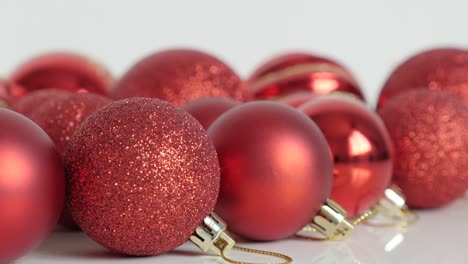 bola de navidad roja con pañuelos poco profundos dof 4k video
