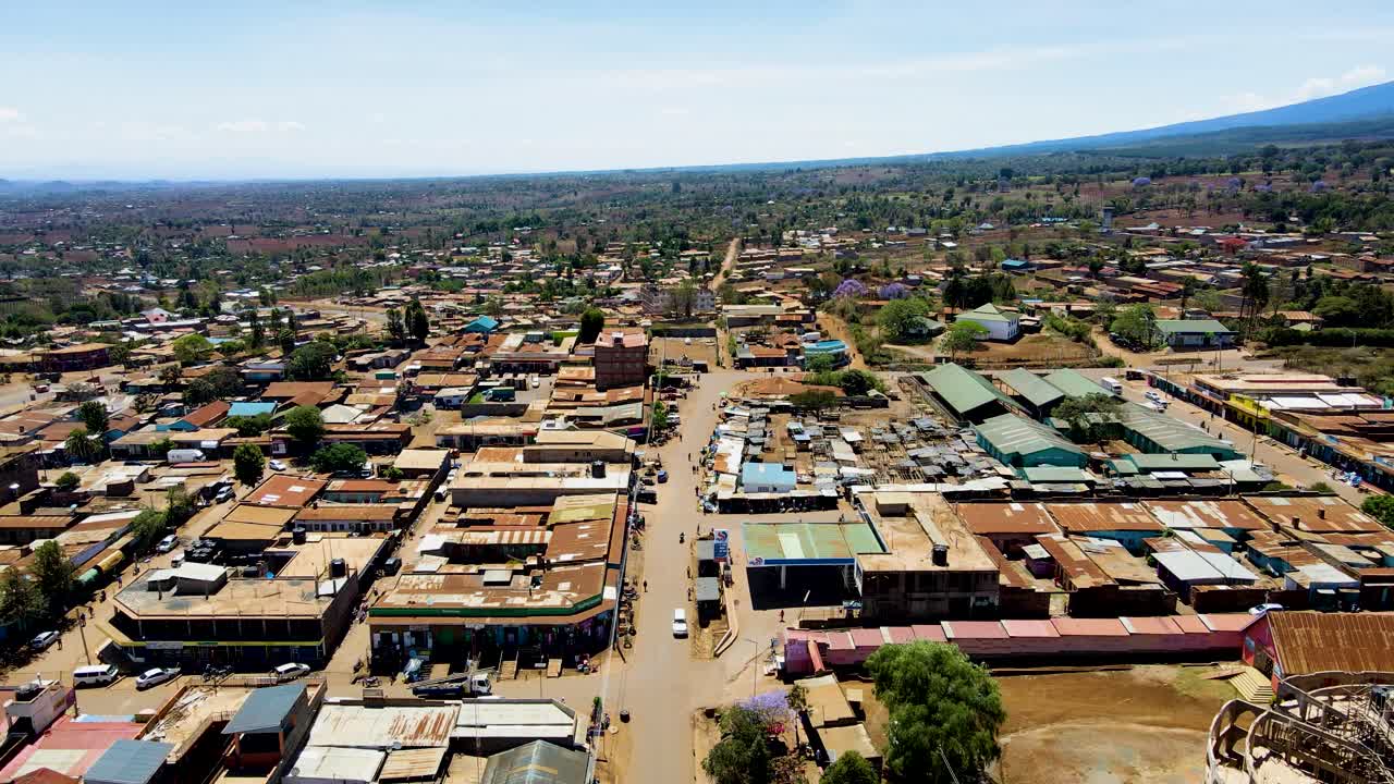 케냐의 시골 마을에서 킬리만자로가 배경입니다.