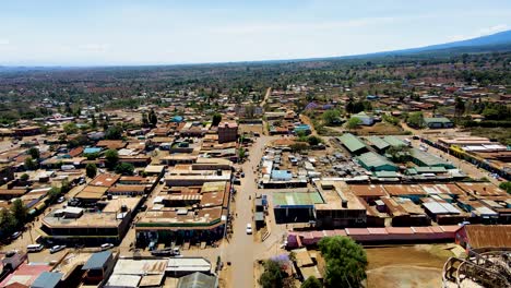 pueblo rural de kenya con el kilimanjaro en el fondo