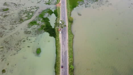 4K-Drohnenaufnahmen-Der-Hambantota-Straße-Am-See,-Sri-Lanka