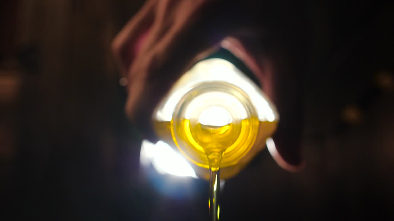 올리브 오일을 부어 넣는 것