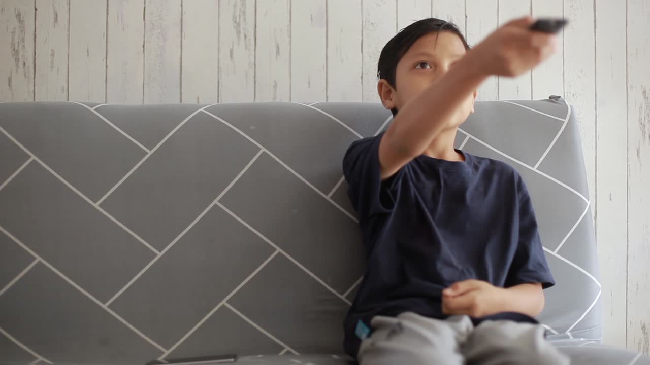 tv를 보고 아시아 소년