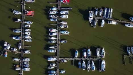 vista aérea de arriba hacia abajo, yates y barcos atracados en el puerto deportivo