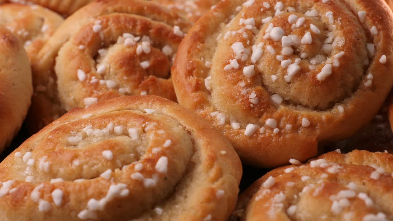 신선하게 구운 집에서 만든 간장 롤