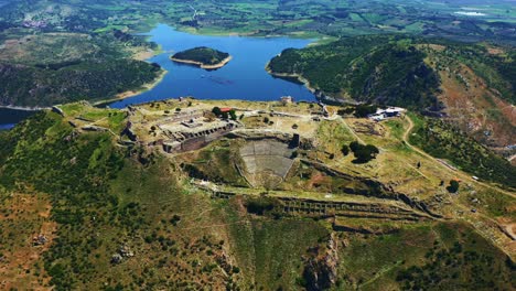 La-Acrópolis,-Lo-Que-Significa-Que-La-Ciudad-Alta-Tiene-Los-Restos-Más-Importantes-De-La-Antigua-Ciudad-De-Pérgamo-En-Izmir---Turquía