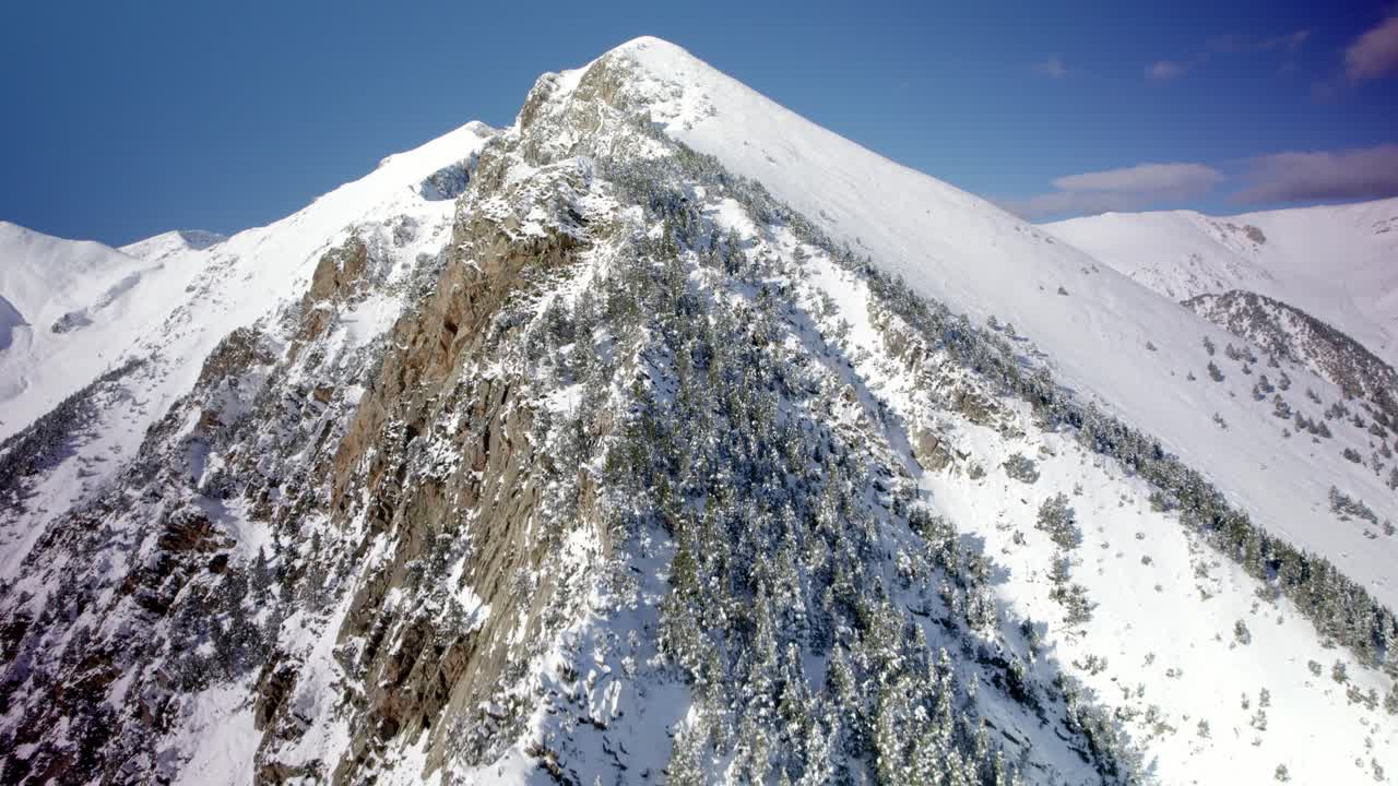 imágenes aéreas de una hermosa cordillera nevada en los pirineos españoles