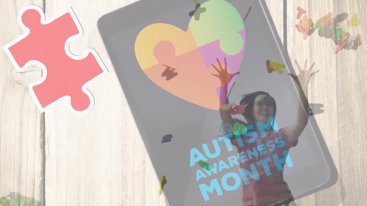 이 비디오는  ⁇ 은색과 노란색의 퍼즐 조각이 스마트폰의 텍스트 위에 떨어지는 것을 보여줍니다.