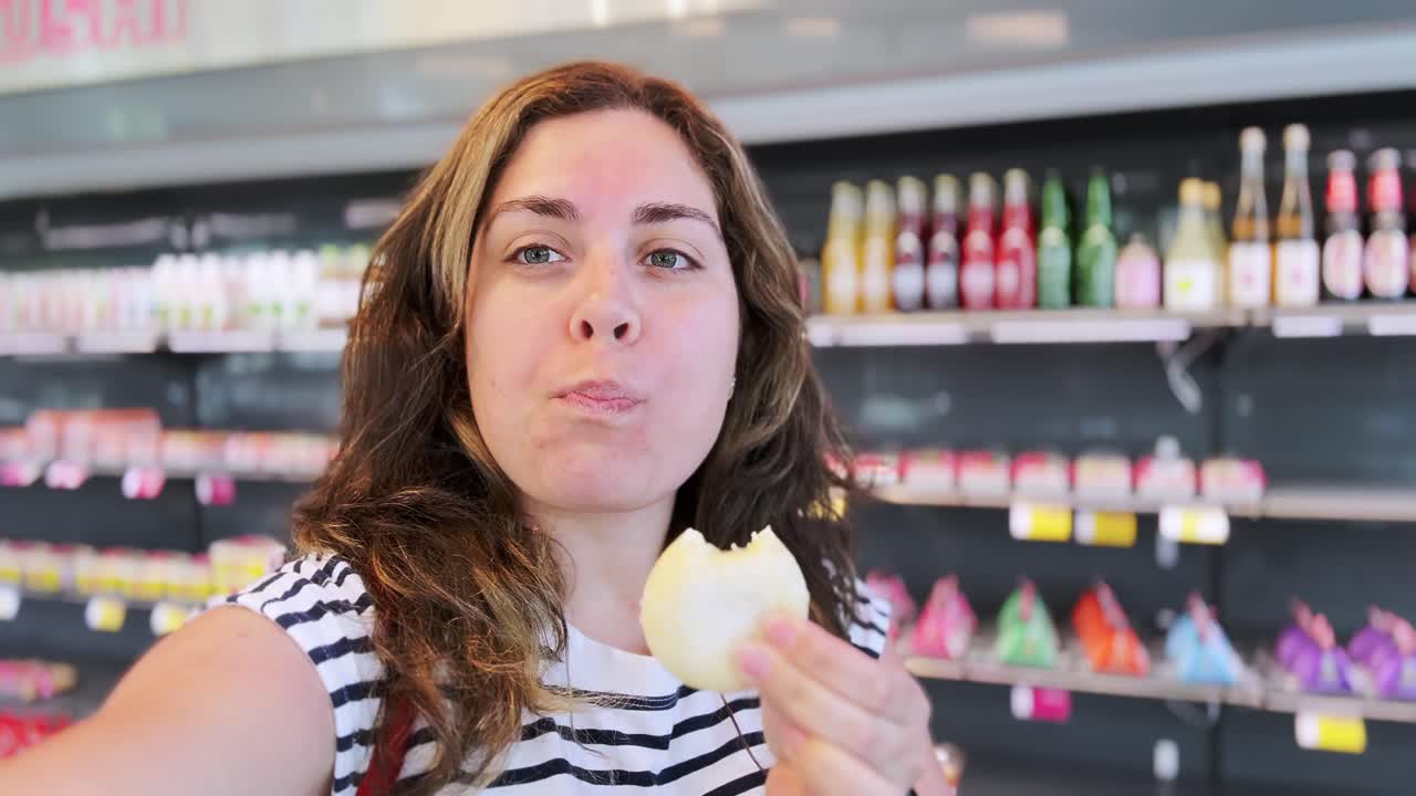 una mujer tiene una galleta en la mano y sonríe