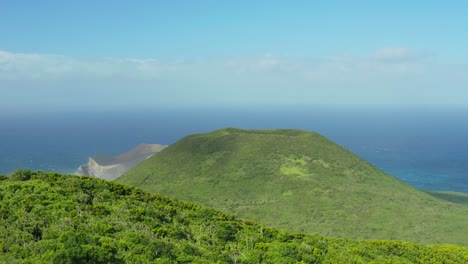 vista aérea en las azores montañas volcánicas con el océano en el fondo