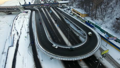 Autoverkehr-An-Straßenkreuzung.-Drohnenansicht-Autos,-Die-Auf-Der-Winterautobahn-Fahren