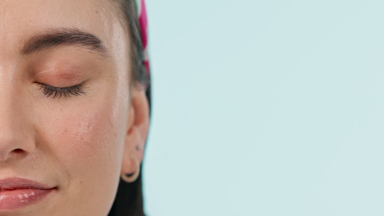 mitad de cara, feliz y una mujer en un estudio