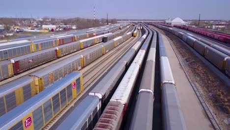 Eine-Gute-Antenne-über-Einem-Bahnhof-Deutet-Auf-Schifffahrt,-Handel-Oder-Logistik-3