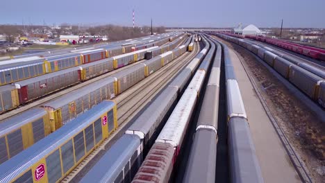 una buena vista aérea sobre un patio de ferrocarril sugiere envío comercio comercio o logística 3