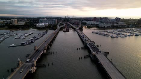 Tráfico-En-La-Antena-Del-Puente-Del-Río-Ashley-En-Charleston-Sc,-Carolina-Del-Sur-Al-Amanecer