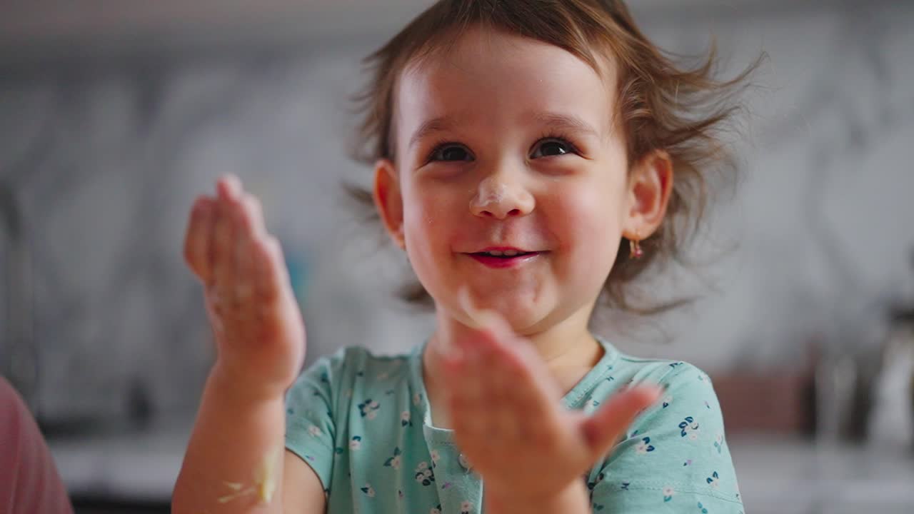 Un Momento Gioioso: La Deliziosa Esplorazione di Texture e Giocosità di un Bambino in un Ambiente Cucina, Catturando Innocenza e Meraviglia in Ogni Gesto