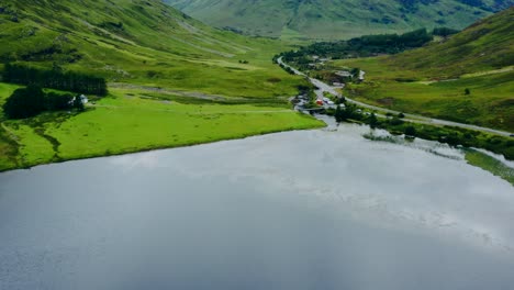 Geschwungene-Luftdrohnenaufnahme-Von-Loch-Achtriochtan-In-Glen-Coe