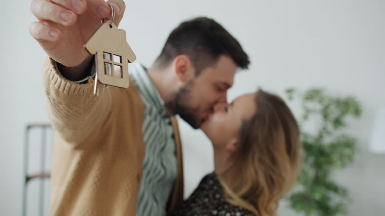 pareja recibiendo llaves de la casa