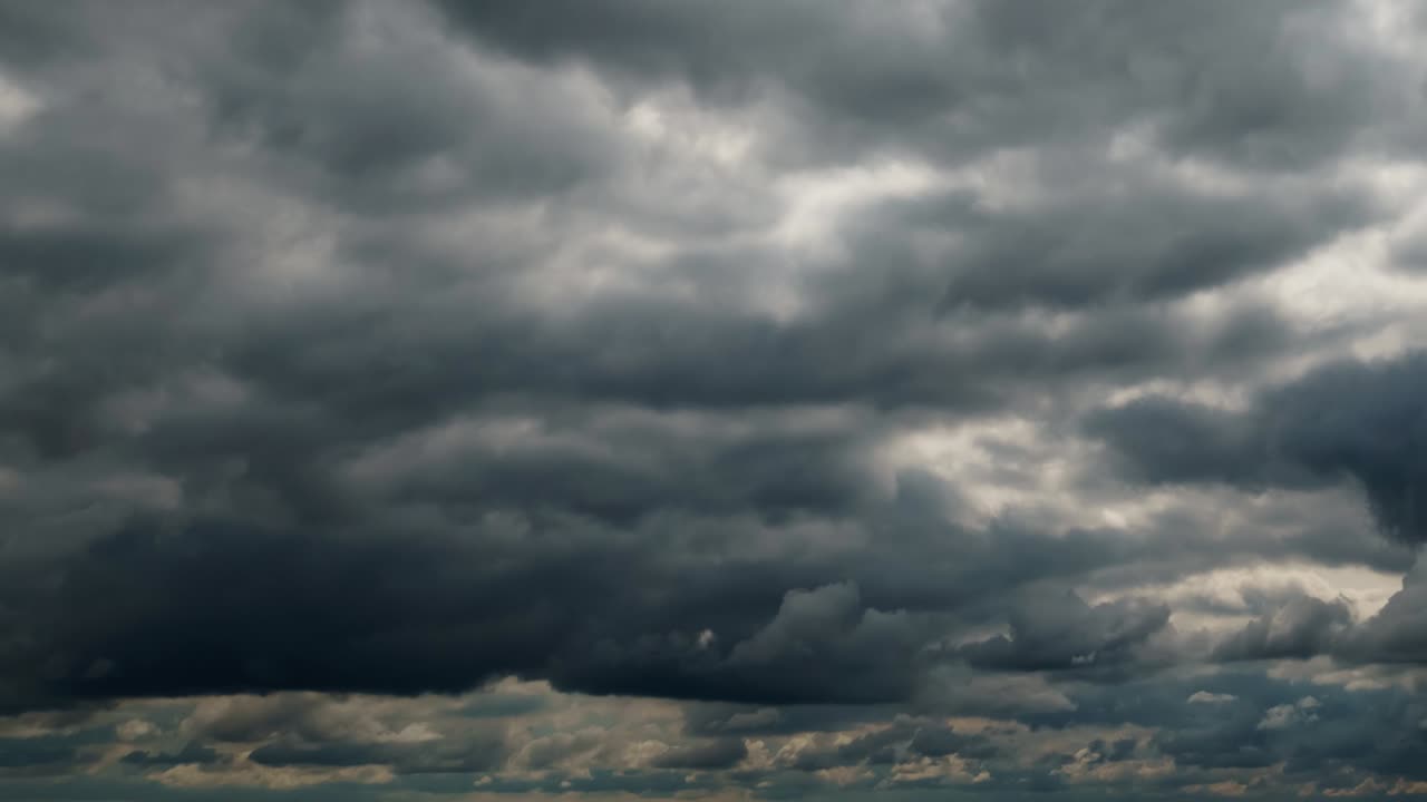 hermoso cielo oscuro dramático con nubes tormentosas el tiempo transcurre antes de la lluvia