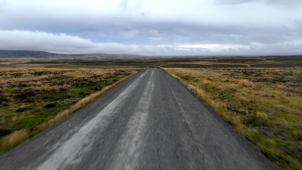 Droneoptagelser, der flyver lavt gennem barskt kystterræn på Falklandsøerne, luftoptagelser