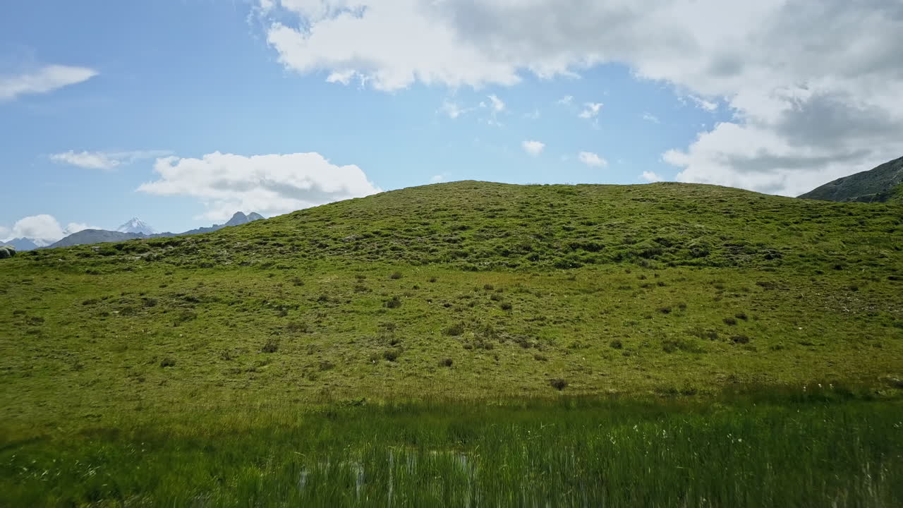화창한 여름날 4k에 드론 비행 ofer 스위스 고산 초원
