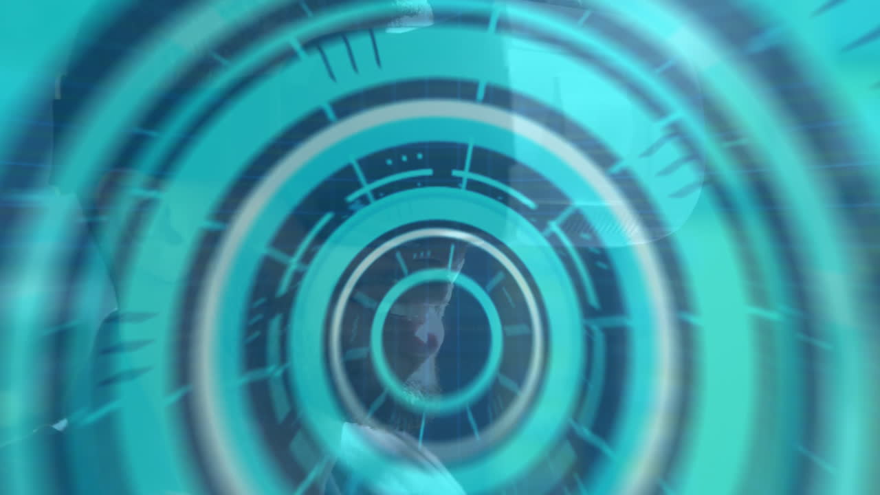 animación de texto 6g, escaneo de alcance y procesamiento de datos en pantallas sobre hombre que usa auriculares vr