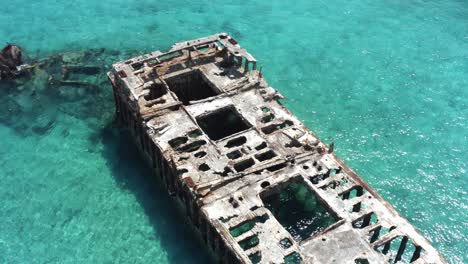 Schiffswrack-Des-Frachtdampfers-SS-Sapona-Am-Unberührten-Strand-In-Der-Nähe-Des-Bimini-Bezirks-Auf-Den-Bahamas