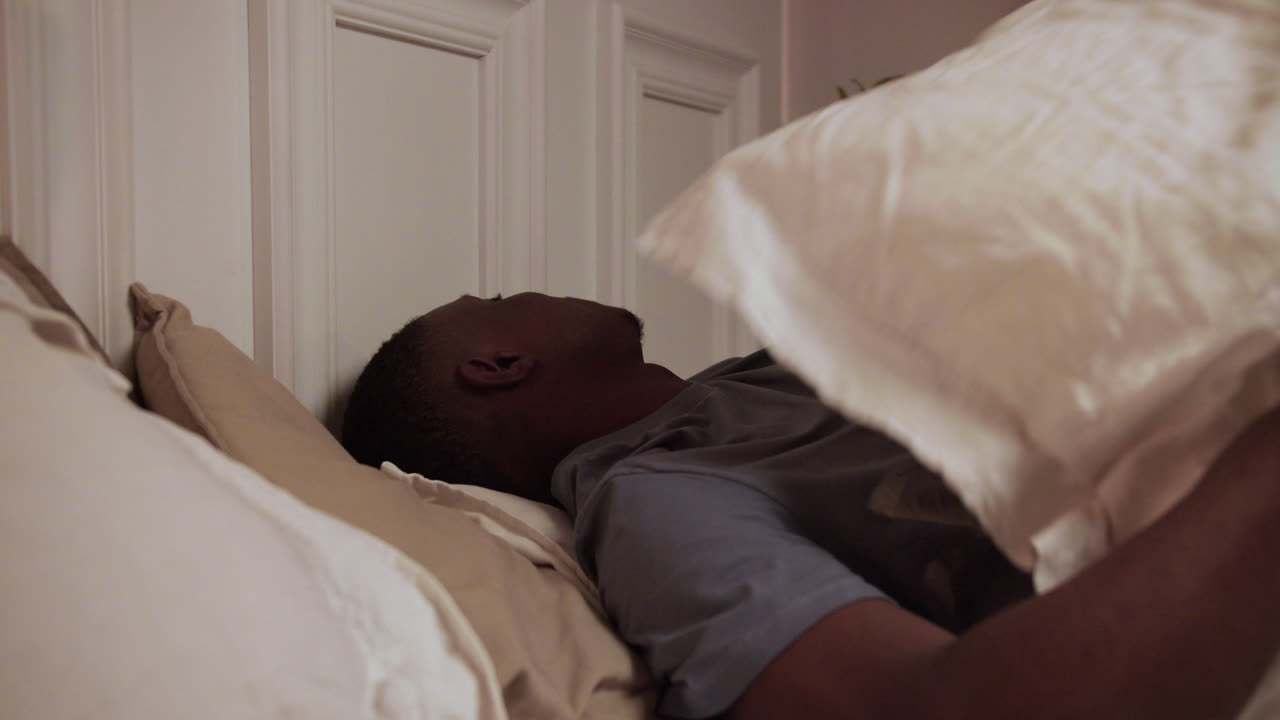 잠을 자려고 하는 남자