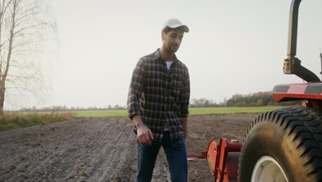 agricultor trabajando en un tractor en un campo